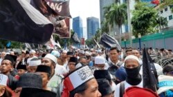 Ratusan massa dari berbagai kelompok Jumat (27/12) berunjuk rasa membela etnis minoritas muslim Uighur di depan Kedutaan Besar Cina di Jakarta (VOA/Fathiyah).