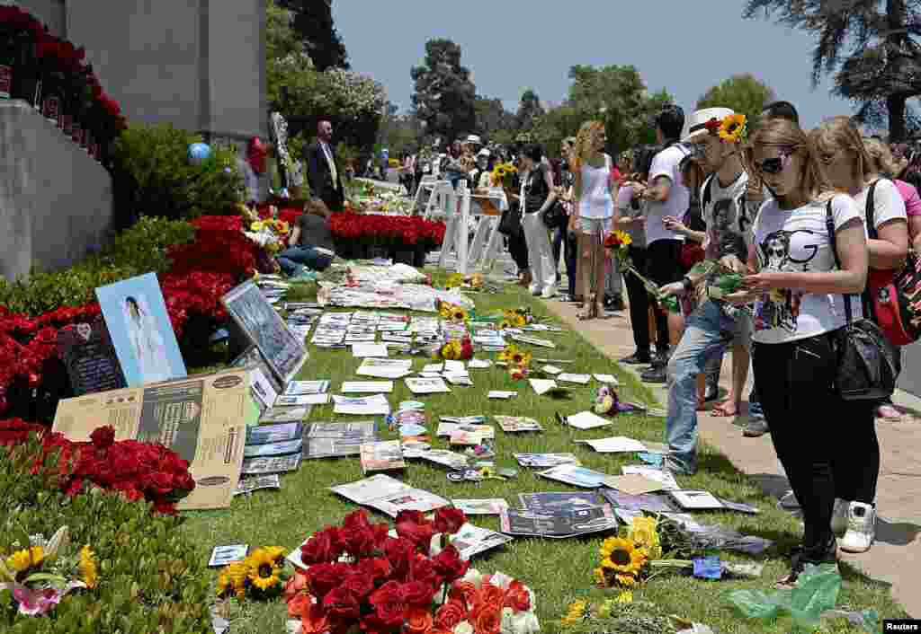 کنگ آف پاپ کہلائے جانے والے گلوکار مائیکل جیکسن کی پانچویں برسی کے موقع پر ان کے مداحوں کی ایک بڑی تعداد ان کے مقبرے کے باہر جمع ہوئی۔ 