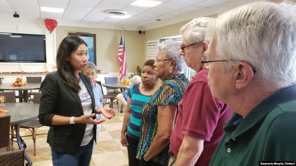 Dân biểu Hoa Kỳ Stephanie Murphy trò chuyện với những cư dân của Serenity Towers, một khu chung cư dành cho người cao tuổi, ở Sanford, miền trung Florida, ngày 23 tháng 10, 2018. (Twitter/ Stephanie Murphy)