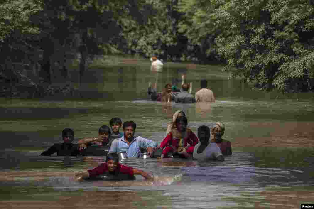 بارشوں اور اس کے بعد دریائے چناب میں آنے والے سیلاب کے نتیجے میں 24 لاکھ سے زائد افراد متاثر ہو چکے ہیں۔