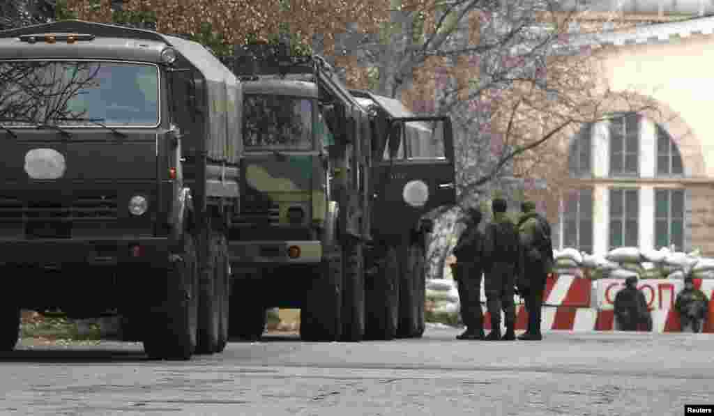 Донецьк. Вантажівки без опізнавальних знаків