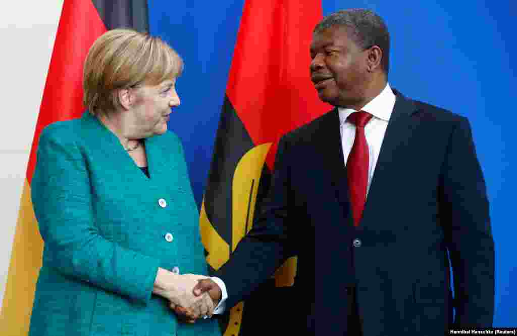 Aperto de mão entre Chanceler alemã Angela Merkel e Presidente angolano, João Lourenço depois de uma conferência de imprensa em Berlim, 22 de Agosto, 2018