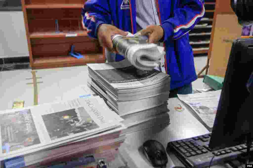បុគ្គលិកចែកចាយកាសែត The Cambodia Daily កំពុងរៀបចំព្រឹត្តិបត្រចុងក្រោយបង្អស់ រាជធានីភ្នំពេញ នៅថ្ងៃទី៤ ខែកញ្ញា ឆ្នាំ២០១៧។ កាសែតជាភាសាអង់គ្លេស The Cambodia Daily បានសម្រេចបិទទ្វារចាប់ពីចន្ទ ទី៤ ខែកញ្ញានេះតទៅ បន្ទាប់ពីប្រតិបត្តិការបោះពុម្ភផ្សាយអស់រយៈពេល ២៤ឆ្នាំនិង១៥ថ្ងៃ តាំងពីឆ្នាំ១៩៩៣មក។ (ខាន់ សុគុំមនោ/VOA)