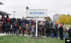 Deretan penyanyi yang antri untuk mengikuti casting pembuatan "Motown the Musical" di Museum Motown, Detroit, 21 Oktober 2014. (Foto: dok).