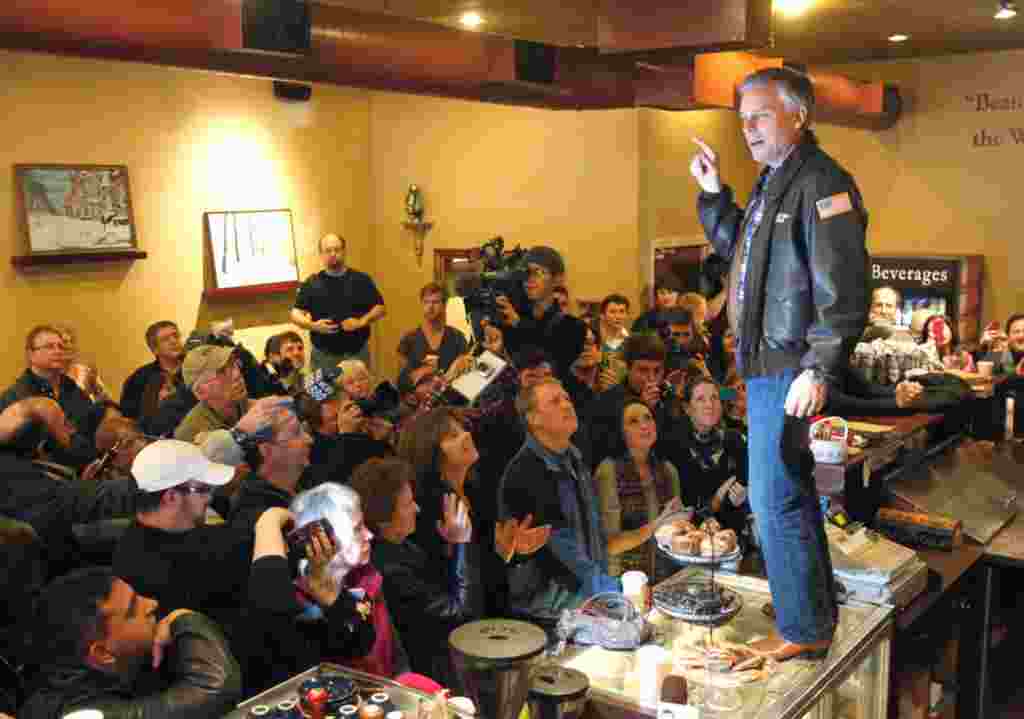 Jon Huntsman berbicara di depan para pendukungnya di Bean Town Coffee House di Hampstead, New Hampshire, 8 Januari (Reuters).