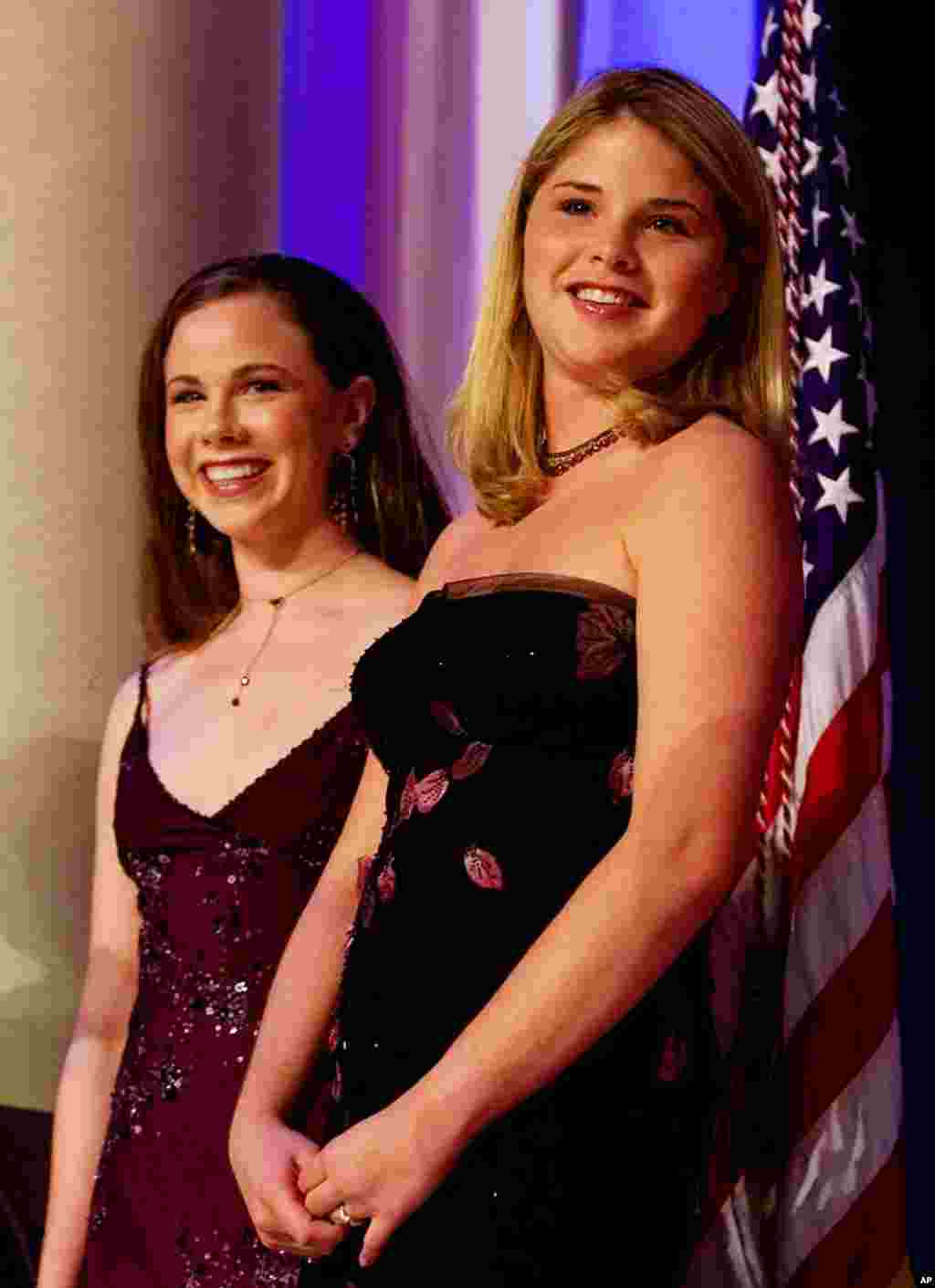 2001年1月20日，在美國總統小布殊在華盛頓舉行的就職舞會上，他的女兒珍娜布殊和芭芭拉布殊觀看父母起舞。 