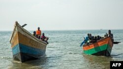 Des bateaux de pêcheurs sur le lac Albert à Sebagoro, en Ouganda, le 15 février 2018.