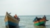 Des bateaux transportant des réfugiés congolais traversent les eaux du lac Albert à Sebagoro, en Ouganda, le 15 février 2018.