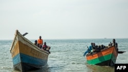 Des bateaux transportant des réfugiés congolais traversent les eaux du lac Albert à Sebagoro, en Ouganda, le 15 février 2018.