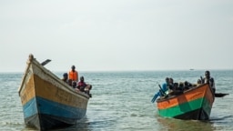 Des bateaux transportant des réfugiés congolais traversent les eaux du lac Albert à Sebagoro, en Ouganda, le 15 février 2018.
