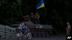 Ukrainian soldiers man a checkpoint outside the town of Amvrosiivka, eastern Ukraine, close to the Russian border, June 5, 2014.