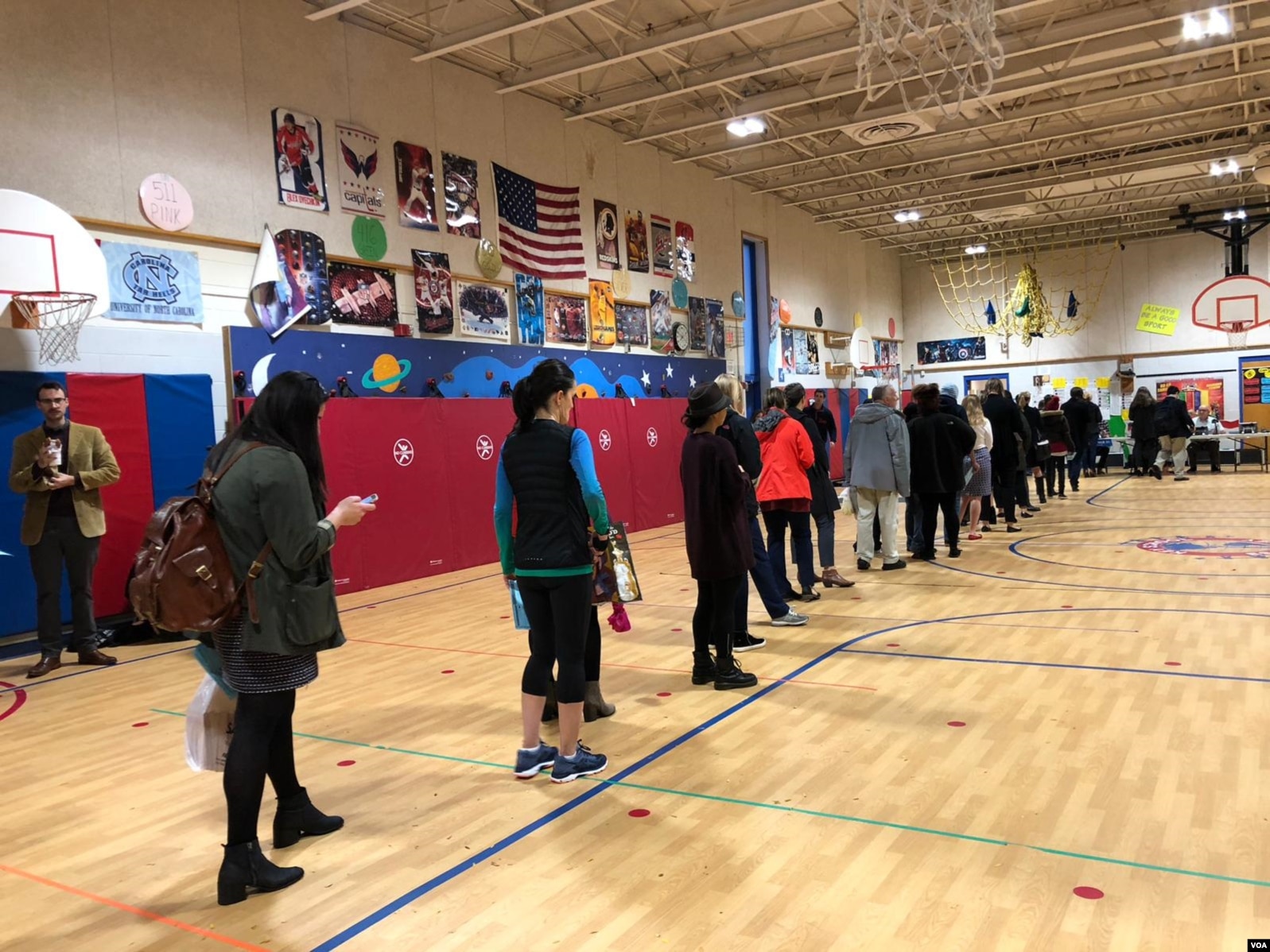 Votantes en Arlington, Virginia, aguardan en fila para emitir su voto en las elecciones de medio término el martes, 6 de noviembre de 2018.