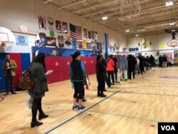 Votantes en Arlington, Virginia, aguardan en fila para emitir su voto en las elecciones de medio término el martes, 6 de noviembre de 2018.