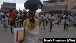  Alunos protestam na cidade do Uíge na sequência de desmaios e comichões nas escolas, Angola