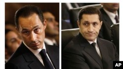 جمال مبارک (چپ) و علا مبارک فرزندان دیکتاتور پیشین مصر در دادگاهی در قاهره - آرشیو