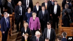 La chancelière allemande Angela Merkel, au centre, à Berlin, en Allemagne, le 3 octobre 2018.