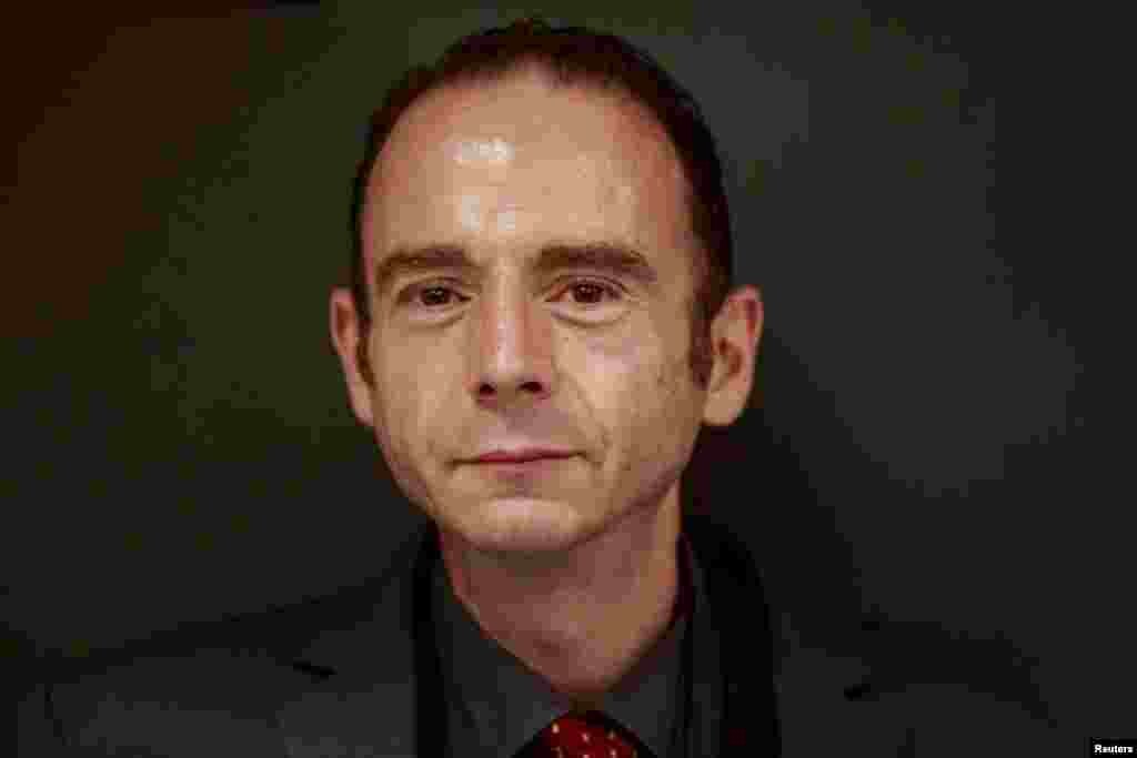 ທ້າວ Timothy Brown ເປັນຊາຍຜູ້ນຶ່ງທີ່ຕິດເຊື້ອ HIV ແລະຖືກວິໄຈພະຍາດວ່າ ເປັນໂຣກມະເຮັງຮ້າຍແຮງປະເພດນຶ່ງ ບັດນີ້ ບໍ່ມີທັງໂຣກມະເຮັງແລະເຊື້ອ HIV, 5 ປີ ລຸນຫລັງທີ່ໝໍຊ່ຽວຊານດ້ານເນື້ອງອກ ທີ່ມີຫົວຄິດຂອງລາວ ໄດ້ຄິດຄົ້ນ ການປິ່ນປົວແບບນຶ່ງຂຶ້ນມາ ເພື່ອແນໃສ່ປົວທັງໂຣກມະເຮັງ ແລະເຊື້ອREUTERS/