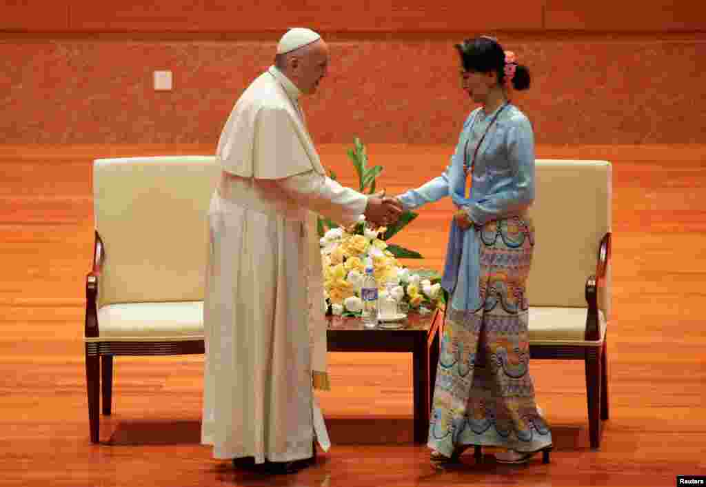 دیدار پاپ فرانسیس رهبر کاتولیک های جهان با آنگ سان سوچی رهبر میانمار