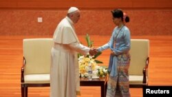 프란치스코 로마 가톨릭 교황(왼쪽)이 28일 미얀마 수도 네피도에서 아웅산 수치 국가자문과 만나 악수하고 있다.