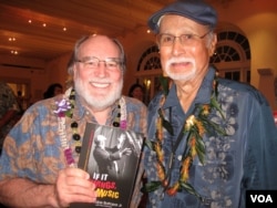Gabe Baltazar with Hawaii Governor Neil Abercrombie at a concert celebrating the release of Baltazar’s autobiography, "If It Swings, It’s Music." (H. Chang/VOA)