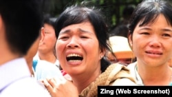 Vợ ông Đặng Văn Hiến khóc xin tòa xem xét lại bản án của chồng.