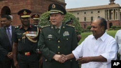 Bộ trưởng Quốc phòng Ấn Độ A.K. Antony và Bộ trưởng Quốc phòng Trung Quốc Lương Quang Liệt tại New Delhi, ngày 4/9/2012