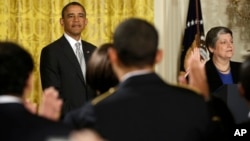 Barack Obama aboga por la reforma migratoria durante ceremonia de naturalización de 28 inmigrantes en la Casa Blanca.
