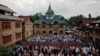 Warga Kashmir menunaikan sholat Idul Adha di sebuah masjid di Srinagar, 12 Agustus 2019. 