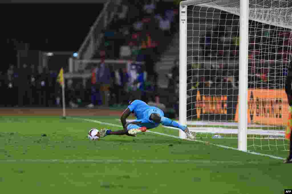 Moyambi ya ba Lions ya Teranga ya Sénégal Edouard Mendy akangi tir au but moko ya Egypte na finale ya CAN 2021, na srade olimbe, Yaoundé, Cameroun, 6 féfrier 2022