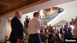 Los representantes republicanos Steve Scalise (LA) y Jim Jordan (OH) hablan a los reporteros en un receso durante el testimonio del coronel Alexander Vindman en la Casa Blanca el 29 de octubre de 2019. Reuters.