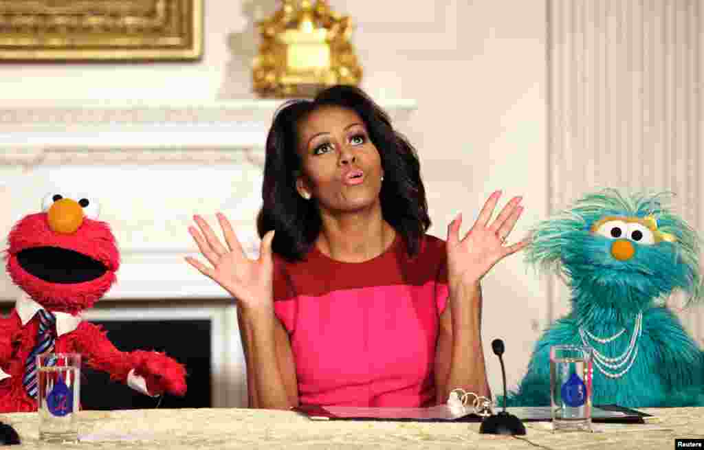 Michelle Obama com duas figuras da Rua Sésamo. É uma Primeira-dama que se dedica especialmente às crianças