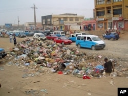 Via da Cuca, Luanda, em Julho de 2011