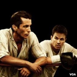 Christian Bale (kiri) dan Mark Wahlberg dalam 'The Fighter.'