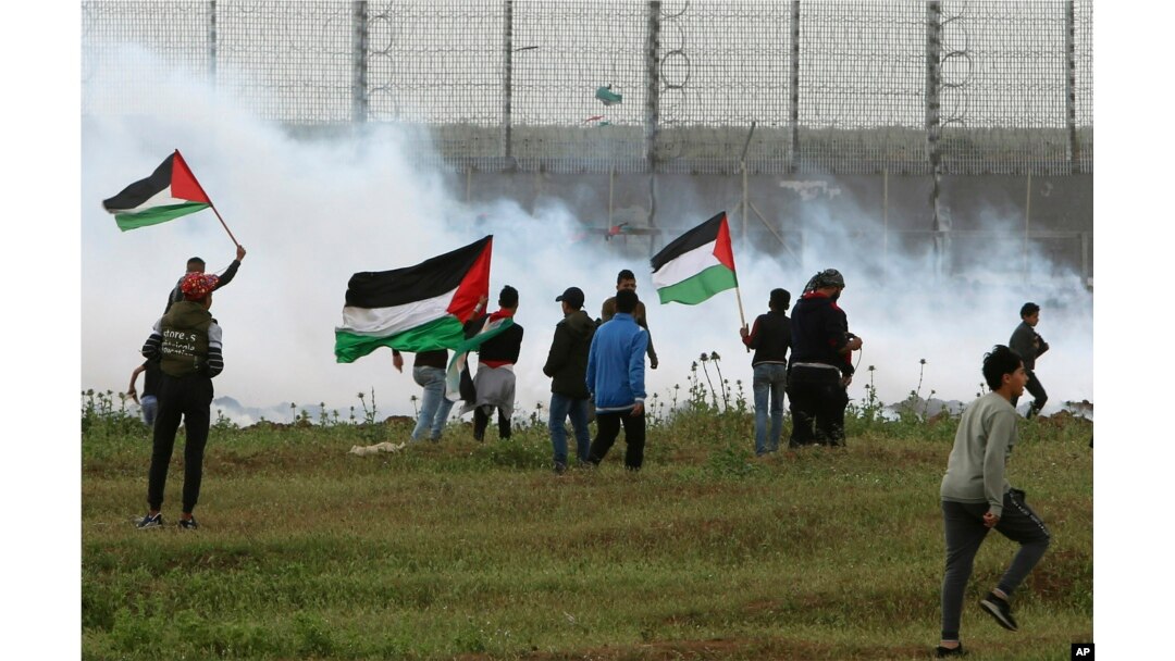 Izraelski vojnici bacaju suzavac na palestinske demonstrante na pojasu Gaze, 30. marta 2019.