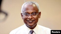 Tổng thống Maldives, Ibrahim Mohamed Solih, lo ngại nợ của quần đảo này với Trung Quốc có thể lên tới 3 tỉ đôla và có nguy cơ nhấn chìm nền kinh tế.