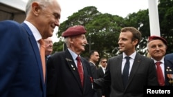 法国总统马克龙2018年5月2日访问澳大利亚时与老兵见面（路透社转发）