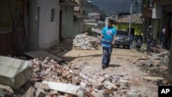 Un individuo evalúa el daño que ocasionó un terremoto este lunes en Guatemala.