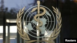 Logo Organisasi Kesehatan Dunia (WHO) tampak di markas WHO di Jenewa, Swiss, 22 November 2017. (Foto: Reuters)