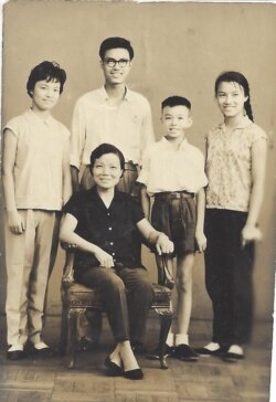 1961年少年时代的宋永毅（右二）和母亲、大哥、姐姐们