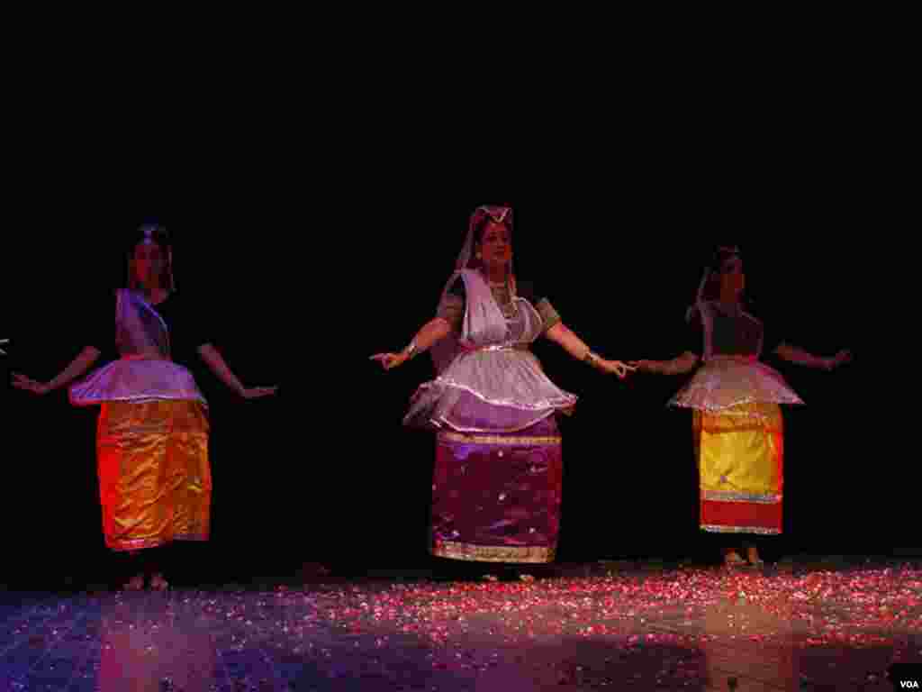 کراچی: رقص کی محفل میں نوجوان رقاصاوں کا خوبصورت انداز