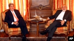 Ngoại trưởng Mỹ John Kerry và Bộ trưởng Ngoại giao Iran Mohammad Javad Zarif tại New York, ngày 27/4/2015.