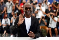 Pemotretan untuk film "Lingui" dalam kompetisi - Cannes, Prancis, 9 Juli 2021. Sutradara Mahamat-Saleh Haroun berpose. (Foto: REUTERS/Gonzalo Fuentes)