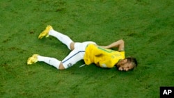 نیمار، ستاره تیم ملی برزیل که در بازی مقابل کلمبیا، از ناحیه کمر آسیب دید و بازی های آینده را از دست داد.
