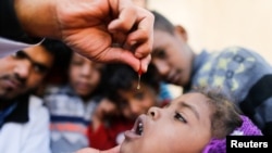 Seorang anak menerima vaksinasi vitamin A selama kampanye vaksinasi dari rumah-ke-rumah di Sanaa, Yaman tanggal 20 Februari 2017 (foto: REUTERS/Khaled Abdullah)