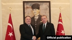 ABŞ dövlət katibi Mayk Pompeo Türkiyə prezidenti Rəcəb Tayyib Ərdoğanla görüşür, 17 oktyabr, 2018.