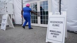 Una enfermera ingresa a un sitio de anticuerpos monoclonales, el miércoles 18 de agosto de 2021, en C.B. Smith Park en Pembroke Pines, Florida.
