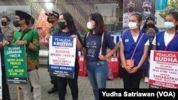 Berbagai elemen pemuda lintas agama Solo dan Sukoharjo menggelar aksi membagikan takjil di Solo Baru, jalur perbatasan Kota Solo dengan Kabupaten Sukoharjo, Jumat (7/5). (Foto: VOA / Yudha Satriawan)