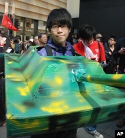 香港理工大學社工系學生彭同學以坦克打扮參與遊行