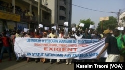 Marche des enseignants à Bamako, au Mali, le 5 avriil 2017. (VOA/Kassim Traoré)