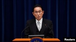 日本新首相岸田文雄在首相官邸对媒体发表评论（路透社2021年10月4日）